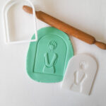 Devojka s leđa modla