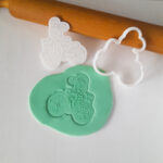 Uskršnji zeka vozi bicikl modla