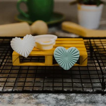 rezbareno srce modla