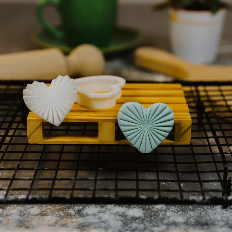 rezbareno srce modla